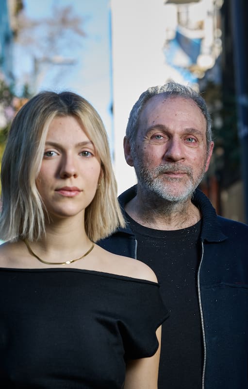 Uma y Fernando Kabusacki, hija, padre y colegas