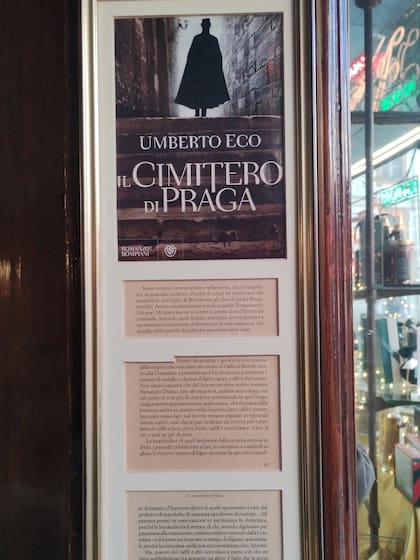 Umberto Eco le dedica un párrafo en su novela El cementerio de Praga. Parte de ese texto de 2010 está expuesto en una de las paredes del café.