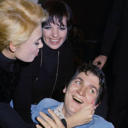Umberto Pizzi bromea con Liza Minelli, una de las tantas celebridades a las que retrató