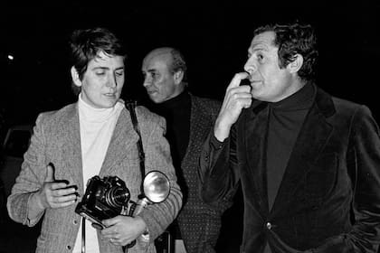 Umberto Pizzi fue por varias décadas el fotógrafo de figuras famosas de su país y de otros países del mundo; aquí dialoga con Marcello Mastroianni