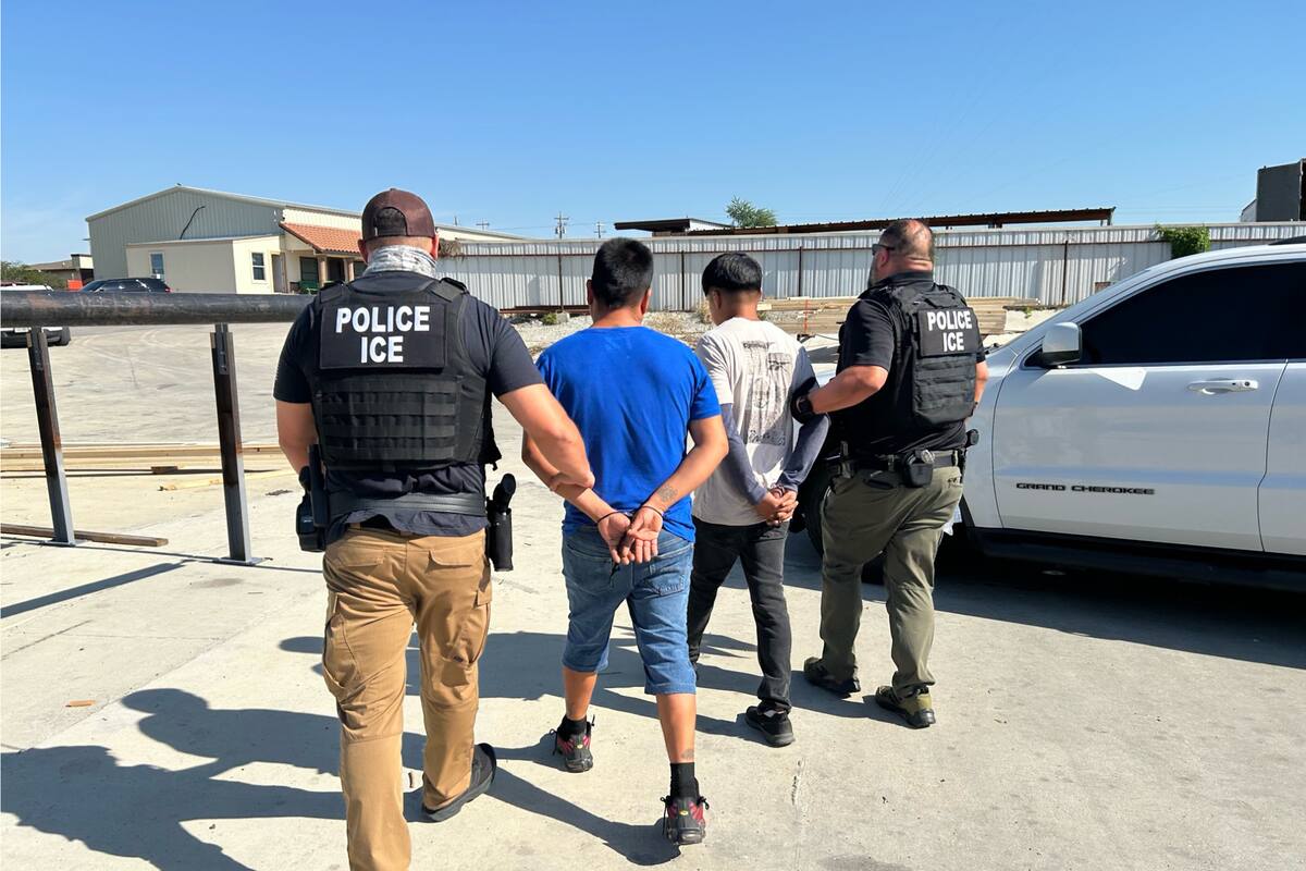 Un abogado del ICE renunció a su cargo y asegura que desde la llegada de Trump el trabajo se volvió una "competencia por deportaciones"
