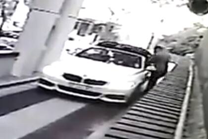 Un abogado fue baleado al llegar a su domicilio en el barrio de Belgrano. Imagen de la cámara de seguridad del edificio