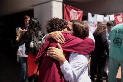 Un abrazo entre dos trabajadoras del Garrahan, esta mañana