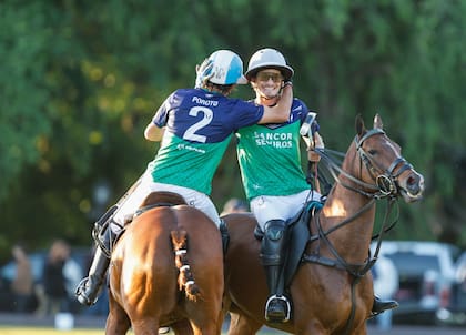 Un abrazo entre parientes, compañeros, jóvenes y jugadorazos; Poroto y Jeta, jugando juntos en la Triple Corona, siguen invictos, en siete partidos.