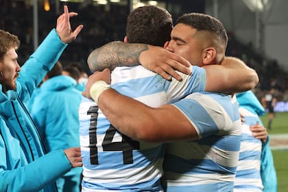 Un abrazo eterno entre Boffelli, figura de la noche, y Joel Sclavi, después de la confirmación del triunfo