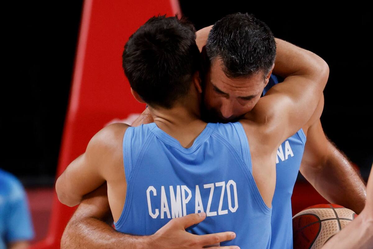 Un abrazo que quizás implique un legado: entre Luis Scola, en su último partido con la camiseta del seleccionado, y Facundo Campazzo.