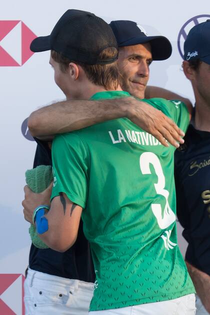 Un abrazo sanguíneo y emotivo. Adolfito Cambiaso felicita en el podio a su sobrino y ahijado, Bartolomé Castagnola.