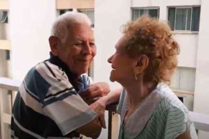 Un abuelo de 93 años y su esposa de 88 protagonizaron uno de los videos más tiernos de las redes sociales