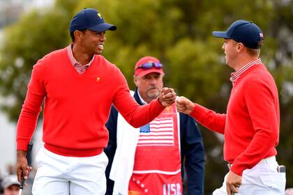 Un acierto de Tiger Woods y Justin Thomas, en la única victoria del primer día para Estados Unidos