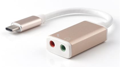 Un adaptador de USB-C a audio analógico (en este caso, con salida para auriculares y entrada para micrófono)
