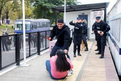 Un adiestramiento de policías federales para el uso de las pistolas Taser en zonas ferroviarias