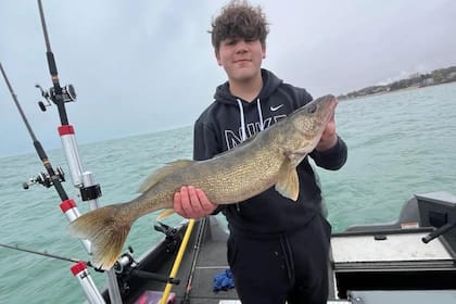 Un adolescente capturó a un pez de más de 75 centímetros de largo