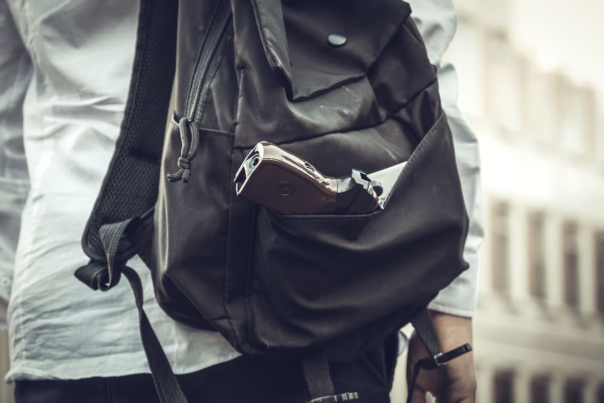 Un adolescente con una pistola