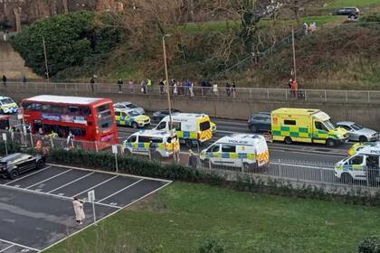 Un adolescente de 14 años fue acuchillado en un colectivo en Reino Unido