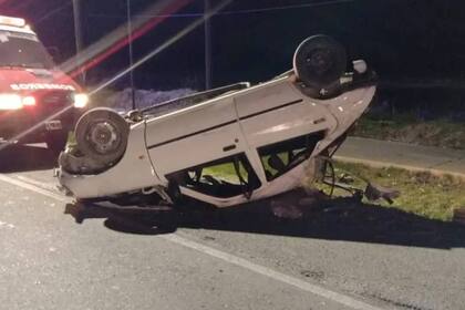 Un adolescente de 17 años murió tras volcar el auto en el que viajaba con dos amigos; el conductor tenía alcohol en sangre