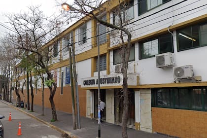 Un adolescente modificaba fotos de sus compañeras con Inteligencia Artificial para que quedaran desnudas y las vendía