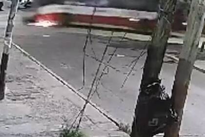 Un adolescente que hacía piruetas con la moto fue atropellado por un colectivo en Lanús