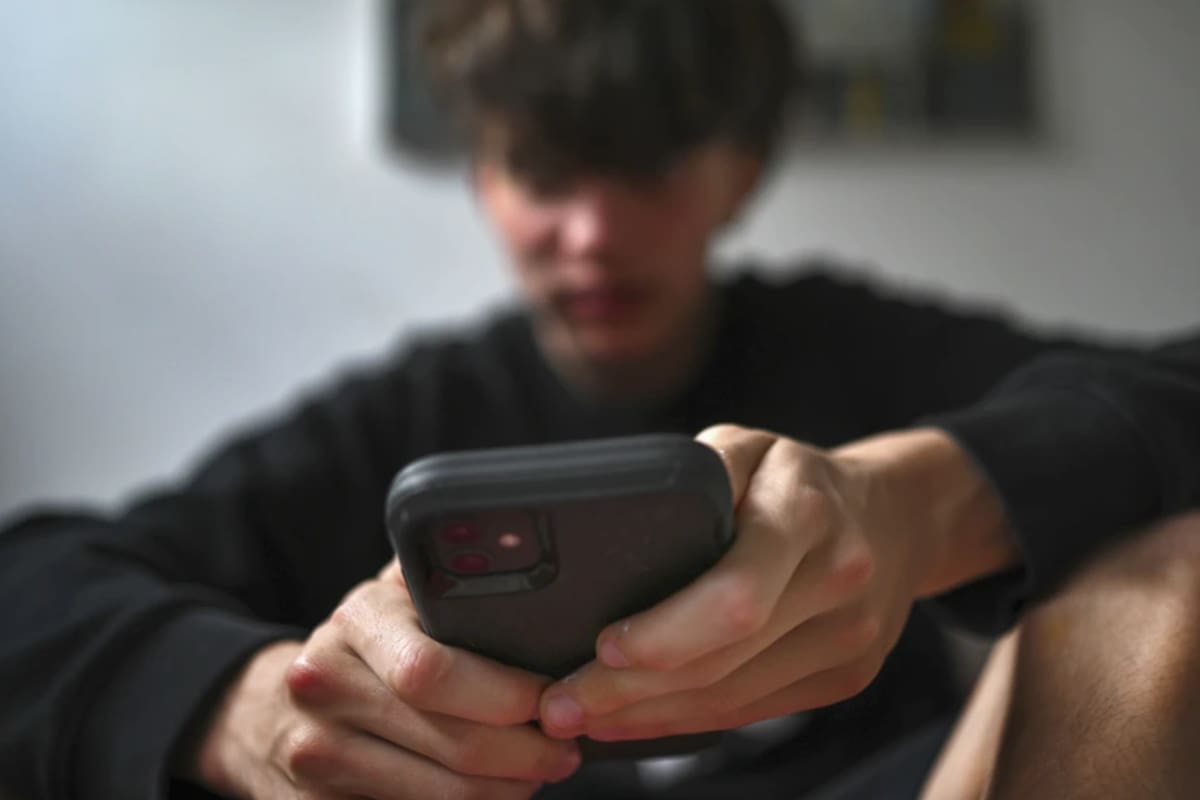 Un adolescente usa su celular para acceder a las redes sociales, Sydney, el miércoles 13 de noviembre de 2024.