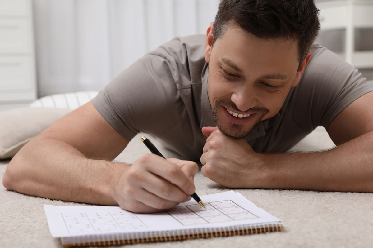 Un adulto jugando al sudoku