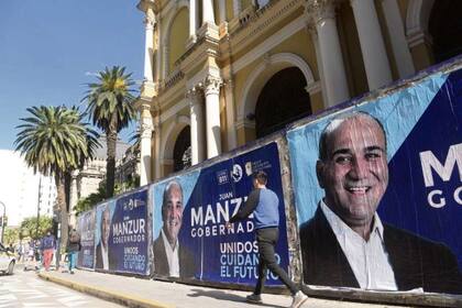 Un afiche de Manzur en San Miguel, parte de la campaña omnipresente