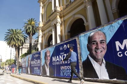 Afiches de del gobernador Manzur cubren las paredes del centro de San Miguel. Foto: Fernando Font