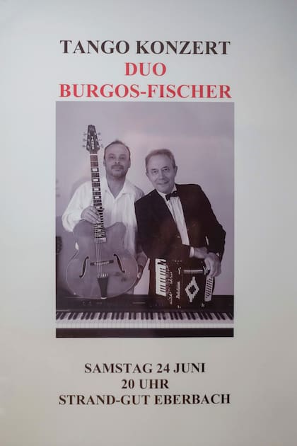 Un afiche del dúo que armaron con su yerno, con el que tocan tangos y milongas por Alemania.