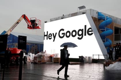 Un afiche en preparación de la reunión anual de Google muestra la frase con la que se activa su asistente digital
