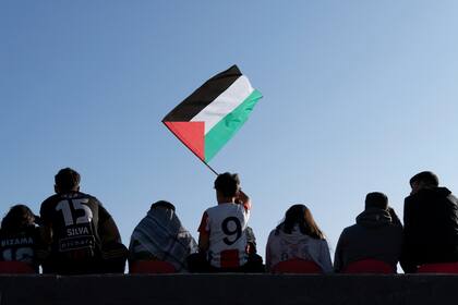 Un aficionado del Club Palestino ondea una bandera palestina durante un encuentro local contra Santiago Wanderers en La Cisterna, en Santiago, Chile el viernes 12 de julio de 2024. (AP Foto/Matias Basualdo)
