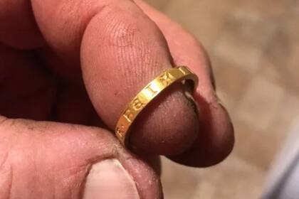 Un aficionado halló un anillo de oro de 700 años de antigüedad en un campo inglés y ahora busca venderlo