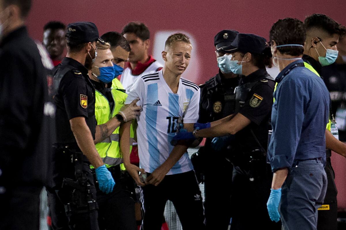 Un aficionado invade el campo durante el partido de fútbol de la Liga española entre Mallorca y el FC Barcelona en el estadio Son Moix de Palma de Mallorca, España, el sábado 13 de junio de 2020