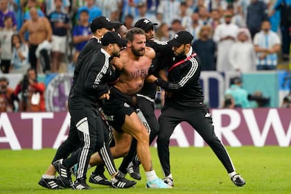 Un aficionado invadió la cancha durante el partido Argentina vs. Países Bajos