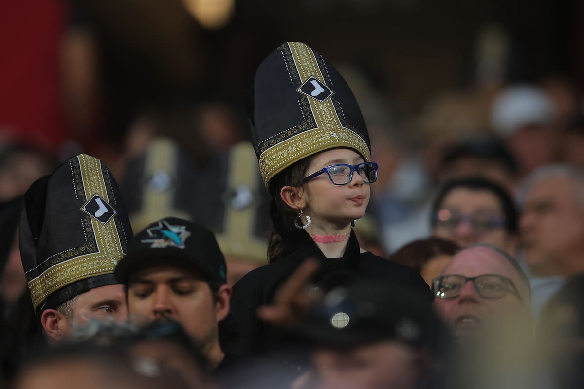 Un aficionado lleva puesto un sombrero de Papa promocional durante un partido de béisbol entre los R