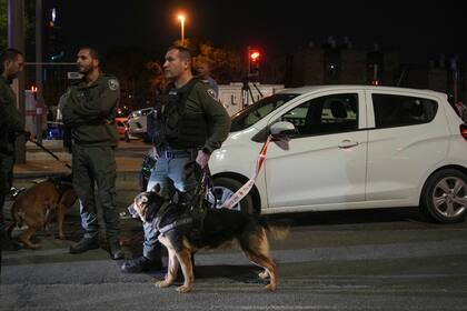 Un agente de la policía israelí patrulla cerca del lugar donde se produjo una balacera letal, cerca de una sinagoga, en Jerusalén, el 27 de enero de 2023. (AP Foto/Maya Alleruzzo)