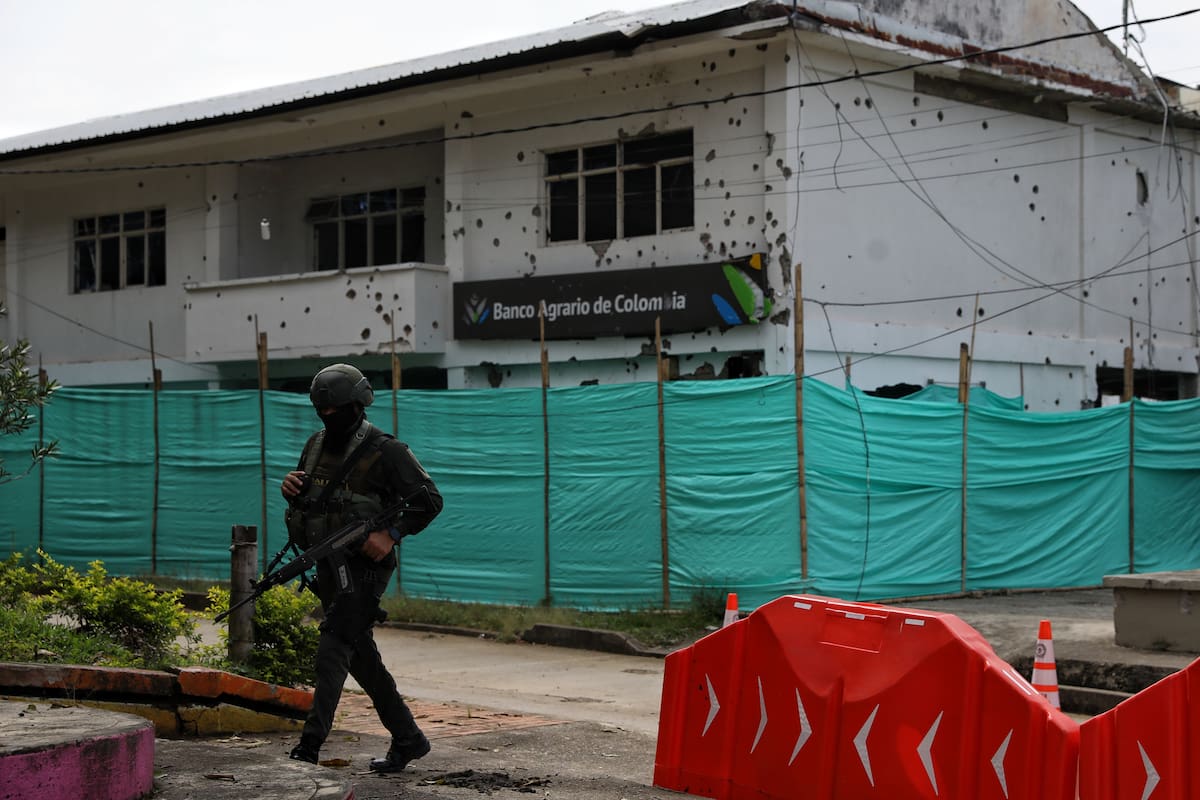 Un agente de policía camina junto a una sucursal de Banco Agrario antes de las elecciones presidenciales de Colombia, el 20 de mayo de 2026