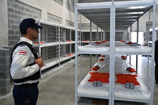 Era uno de los países más seguros de América Latina, se disparó la violencia y ahora tiene una megacárcel al estilo Bukele