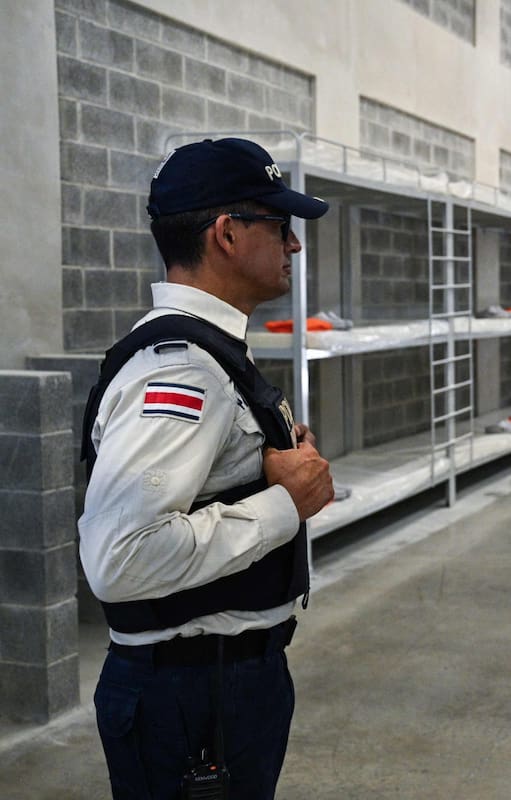 Un agente de policía monta guardia en el Centro de Alta Seguridad para la Contención del Crimen Organizado (CACCO) durante su inauguración en Alajuela, Costa Rica, el 14 de octubre de 2026.