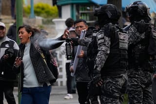 Policía boliviana dispersa con gases irritantes a maestros tras marcha antigubernamental