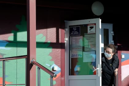 Un agente de seguridad con mascarilla observa desde la puerta de un hospital de enfermedades infecciosas en la localidad de Shelekhov, donde murió una empleada del Instituto de Investigación Antipeste de Irkutsk