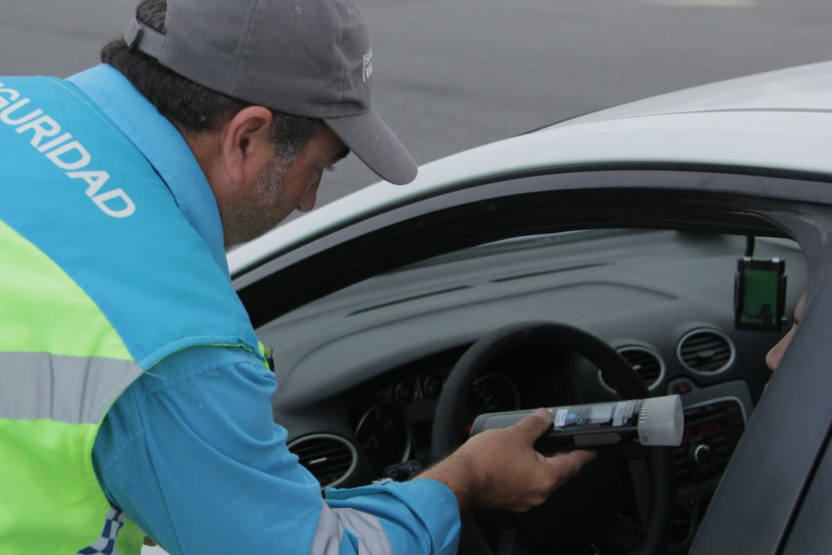 Un agente de seguridad vial realiza un test de alcoholemia