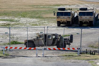 Un agente del Departamento de Seguridad Pública de Texas vigila una entrada al Parque Shelby, el jueves 11 de enero de 2024, en Eagle Pass, Texas