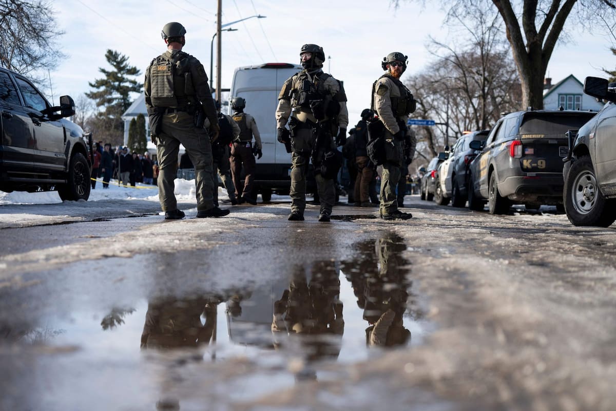 Un agente del ICE mató a tiros a una mujer en una redada migratoria en Minneapolis