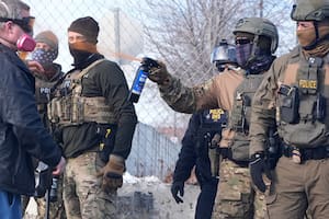 Un agente del ICE rocía con gas pimienta a un manifestante en Minneapolis