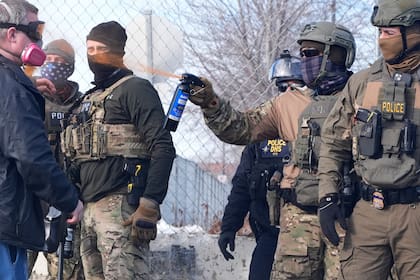 Un agente del ICE rocía con gas pimienta a un manifestante en Minneapolis