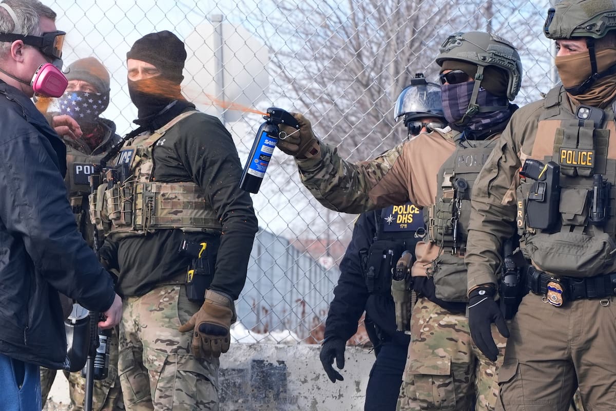 Un agente del Servicio de Inmigración y Control de Aduanas (ICE) rocía con gas pimienta a un manifestante frente al edificio federal Bishop Whipple, el lunes 12 de enero de 2026, en Minneapolis (AP Foto/Jen Golbeck)