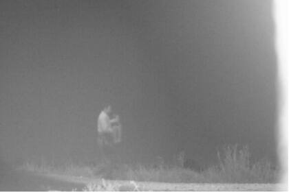 Un agente fronterizo carga al niño de 3 años que fue encontrado en un maizal cerca de Brownsville