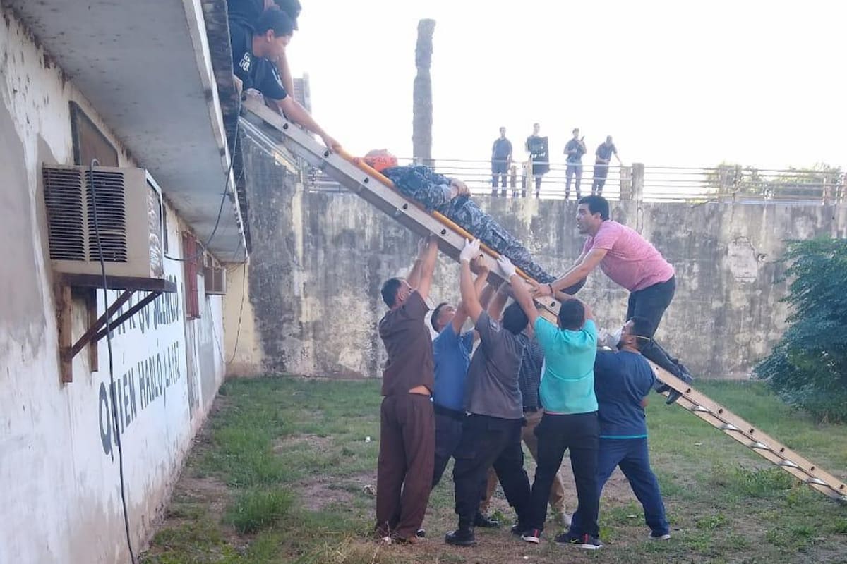 Un agente penitenciario, lesionado durante la revuelta en el penal de Coronda, es trasladado por sus compañeros