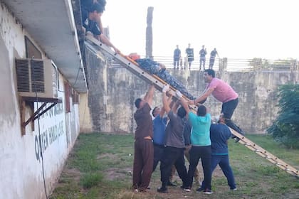 Un agente penitenciario, lesionado durante la revuelta en el penal de Coronda, es trasladado por sus compañeros