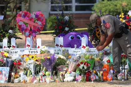 Un agente policial, en el memorial a las víctimas en la escuela de Uvalde, Texas¿. Santiago/Getty Images/AFP