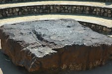 Encontró una extraña roca enterrada en su granja y resultó ser el meteorito más grande de la Tierra