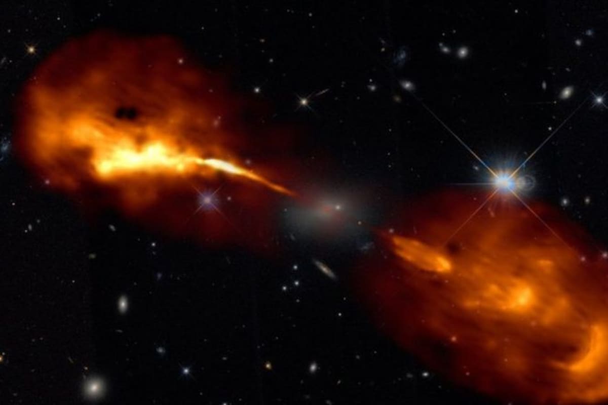 Un agujero negro supermasivo en el centro de una galaxia dispara chorros de material a través del espacio
